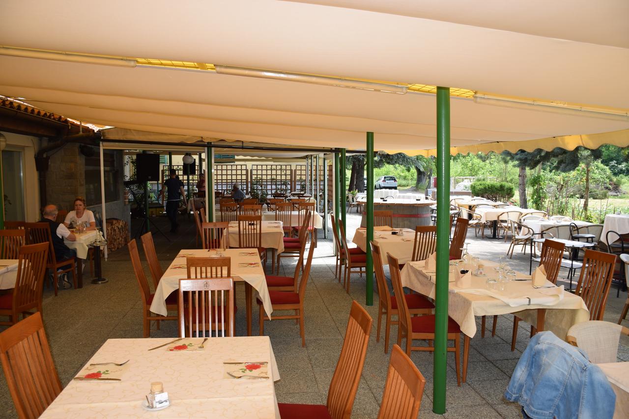 Restaurant Bric Dekani Exterior photo